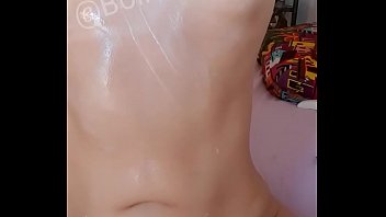 Me lambuzando com yoguth e metendo uma banana no meu cusinho