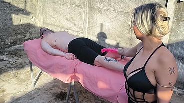 massagem nu ao ar livre com a loira gostosa