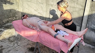 massagem nu ao ar livre com a loira gostosa