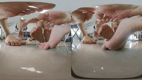 3DVR180 4 Giant feet Crush the dwarf