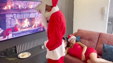 Santa Claus gives his huge cock and his delicious milk to a Latina girl as a Christmas gift.