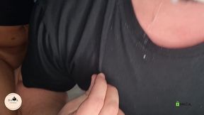 comparei o pauzinho do corno com o pauzao do preto do pau grande. deixei ele gozar dentro e coloquei o corno a ver a porra escorrendo de dentro. creampie