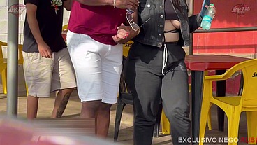 Puta colocou a mascara para o marido não reconhecer - Aqui ela sofre na rola grande e grossa