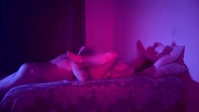 esposa desnuda en la cama jugando con su amigo