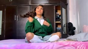 estudiante pervertida se calienta estudiando