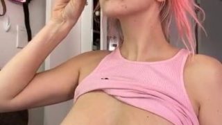 Masturbación, creampie, vaquera, chorros, besos, bukkake: la estadounidense Kendra Sunderland es follada analmente y recibe un creampie anal desordenado