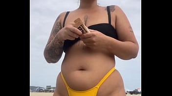 USANDO UM BIQUINI AMARELO BEM APERTADO RACHANDO A BUCETA PRA CHAMAR ATEN&Ccedil_&Atilde_O NA PRAIA