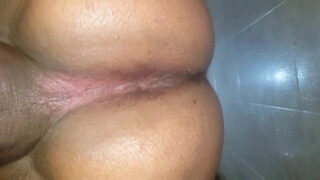 Pelacur gay mengongkek punggungnya sendiri