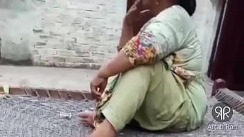 Desi Hot Pakistani Aunty Smoking