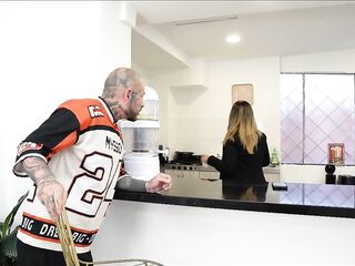 PUTA COLOMBIANA SE DEJA FOLLAR POR EL MARIDO DE SU MEJOR AMIGA - KARINA MILLER