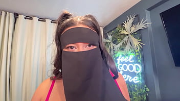 Linda garota &aacute_rabe de Hijab foi dada de presente para casal usar da maneira que quiser