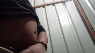 Góc nhìn của người xem trộm: Anh chàng người Ấn Độ dâm dục, bôi dầu bóng loáng, tự sướng với dương vật của mình bằng miệng rồi đâm mạnh vào mông.