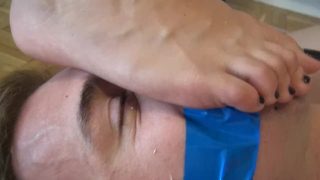 Sexig poliskvinna som cosplayar kväver en man med foten