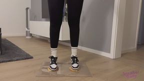 Sneaker-Girl Mia Moon - Burger Crush with Sneakers