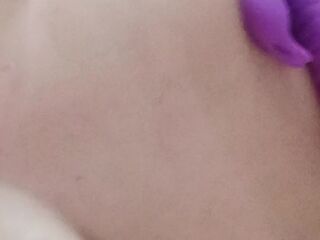 Jugando con mis tetas ricas, me las mordes?