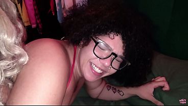 FUI ARROMBADA PARA CARALHO POR 2 GOSTOSAS COM O DILDO GIGANTE