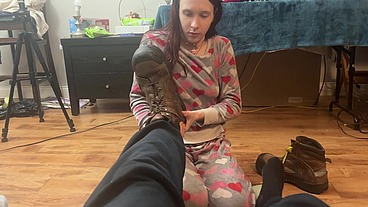 friends daughter loves smelly feet, she sucks on mans toes and smells his boots