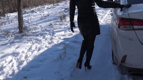 revving clip with fully Lory clothed in black leather d