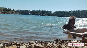 MAMEI O PAU DO TATUADO DENTRO DE &Aacute_GUA NA FRENTE DE TODOS OS TURISTAS QUE PASSEAVAM DE BARCO AO FINAL DA TARDE