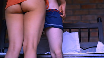 La amiga joven de la hermana y el primo mayor tienen sexo en la habitaci&oacute_n de &eacute_l mientras sus padres est&aacute_n en una reuni&oacute_n familiar