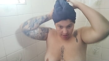 Meu marido safado me pegou no banho e colocou eu pra mamar a rola dura