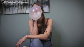 Madalynn Raye is sucking back big bubbles! HD- Bubble gum, chewing gum, mouth fetish, snapping, cracking, bubble blowing