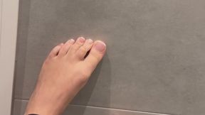 Toe scratching wall size 7 women soft feet