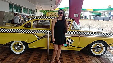 Gostosa se masturbando no restaurante e se exibindo pelada em público