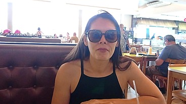 Gostosa se masturbando no restaurante e se exibindo pelada em público