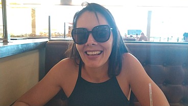 Gostosa se masturbando no restaurante e se exibindo pelada em público