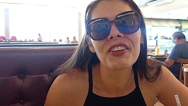 Gostosa se masturbando no restaurante e se exibindo pelada em público