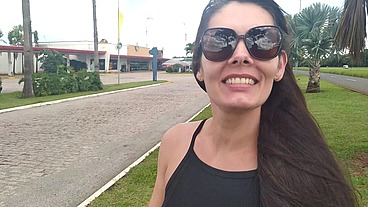 Gostosa se masturbando no restaurante e se exibindo pelada em público