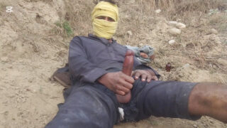 Rapazes jovens e gostosos acariciam pênis enormes, lambem bundas e gozam em jatos de esperma durante um 69 selvagem.