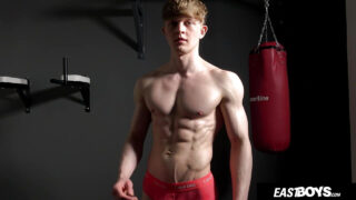 Solo amatør teen fyr onanerer sin enorme pik med intens håndjob