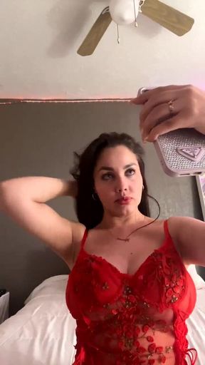 Big Tit Latina Babe Showing off Her Body on Live