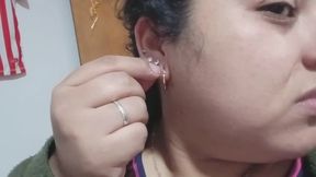 Primer plano de mi oreja, mis aritos y sus detalles.