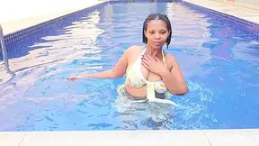 Chubby beauty masturbates in a swimming pool
