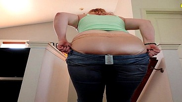 Ami Mercury cumming after pissing tight jeans
