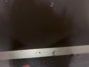 corrida en baño público