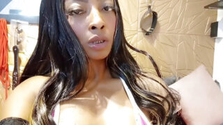 Geile Bikini-Schlampe rammt sich selbst hart in den Arsch.