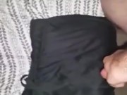 ME MASTURBO Y TIRO MUCHO SEMEN CON MI PENE GRANDE SOY