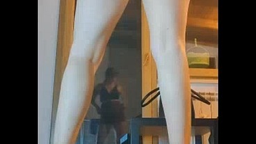MANDO UNA DEDICA AI MIEI FANS FETICISTI DEI PIEDI E DEI TACCHI--OVVIAMENTE A MODO MIO COME PIACE A VOI- MIA- SOLA-