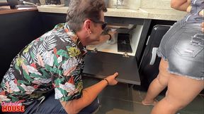 Marido corno contrata encanadores para tapar os dutos da esposa com rola