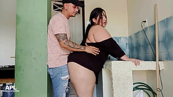 Me gusta follarme a mi madrastra mientras mi padrastro esta fuera de casa - Historia completa