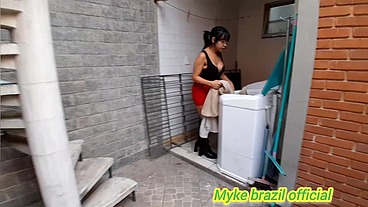 Empregada gostosa Kah Fox da para o patrão na lavanderia e depois eles vão para o quarto e ela da o cu bem gostoso para ele
