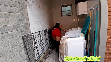 Empregada gostosa Kah Fox da para o patrão na lavanderia e depois eles vão para o quarto e ela da o cu bem gostoso para ele