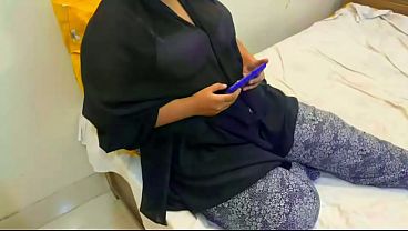 فتاة عربية مسلمة جذابة تشاهد فيديو إباحي على هاتفها في سرير الجنس - Arab hot girl Sex MMS