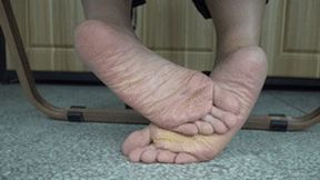 Mature women's sexy feet are tempting and very flavorful!