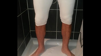 Pisser dans son legging dans la douche