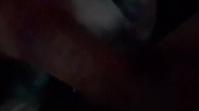 Mi cuate se fue al baño y su morra me la chupó de volada me estaba descargando cuando lo escuchamos llegar